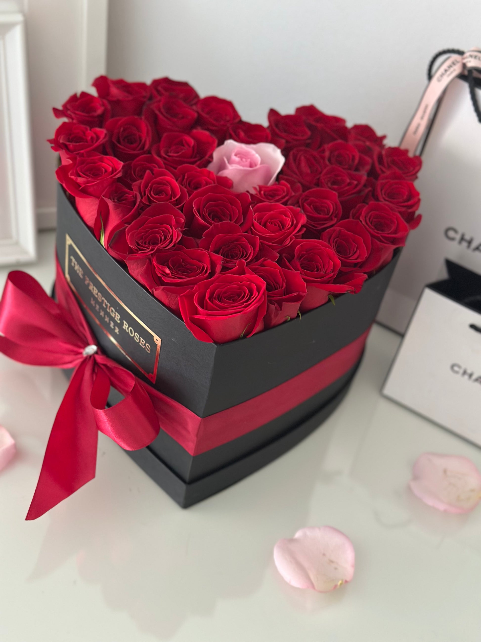 Caja de rosas frescas premium en forma de corazón para parejas