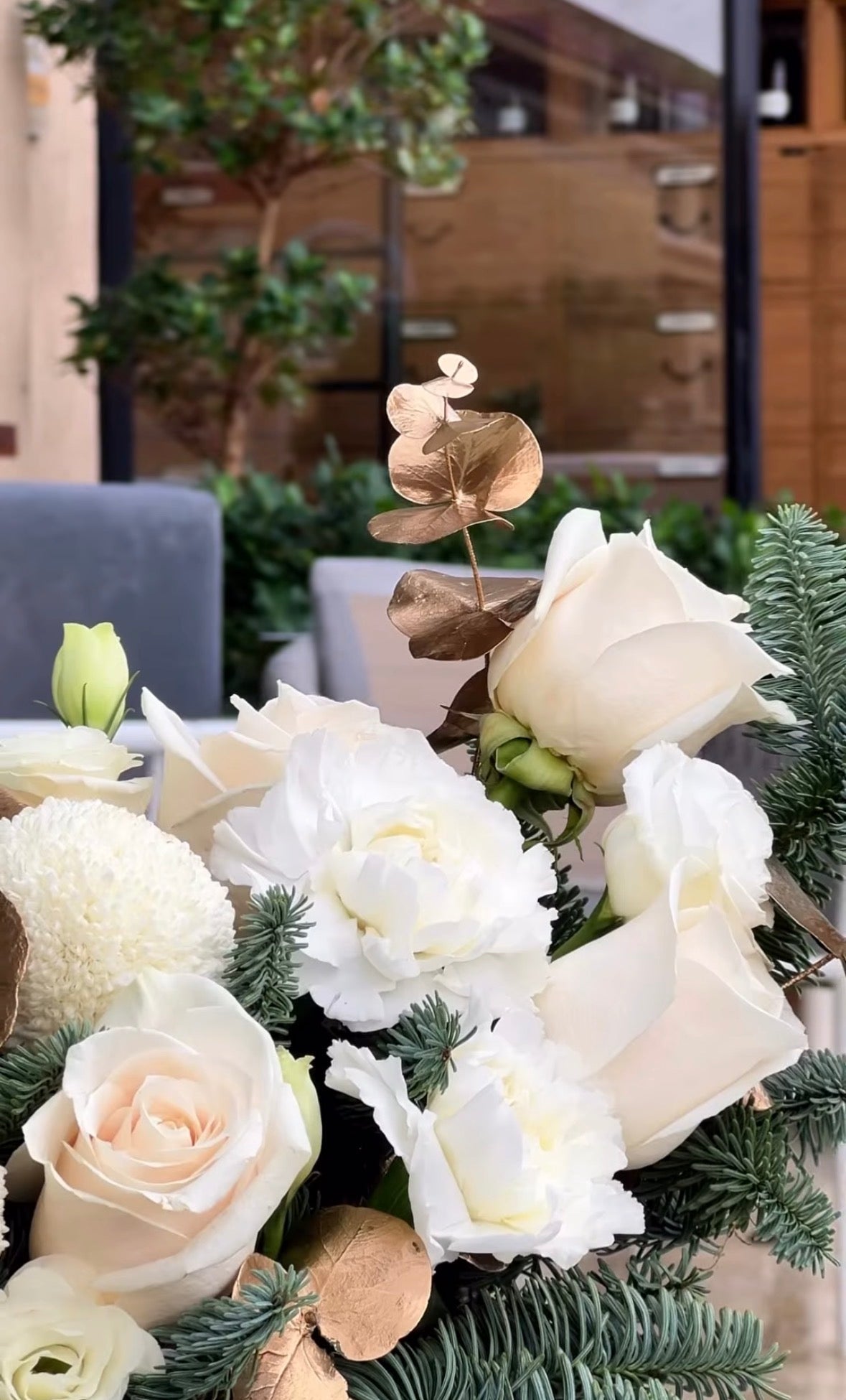 Caja floral navideña con rosas frescas y decoración elegante