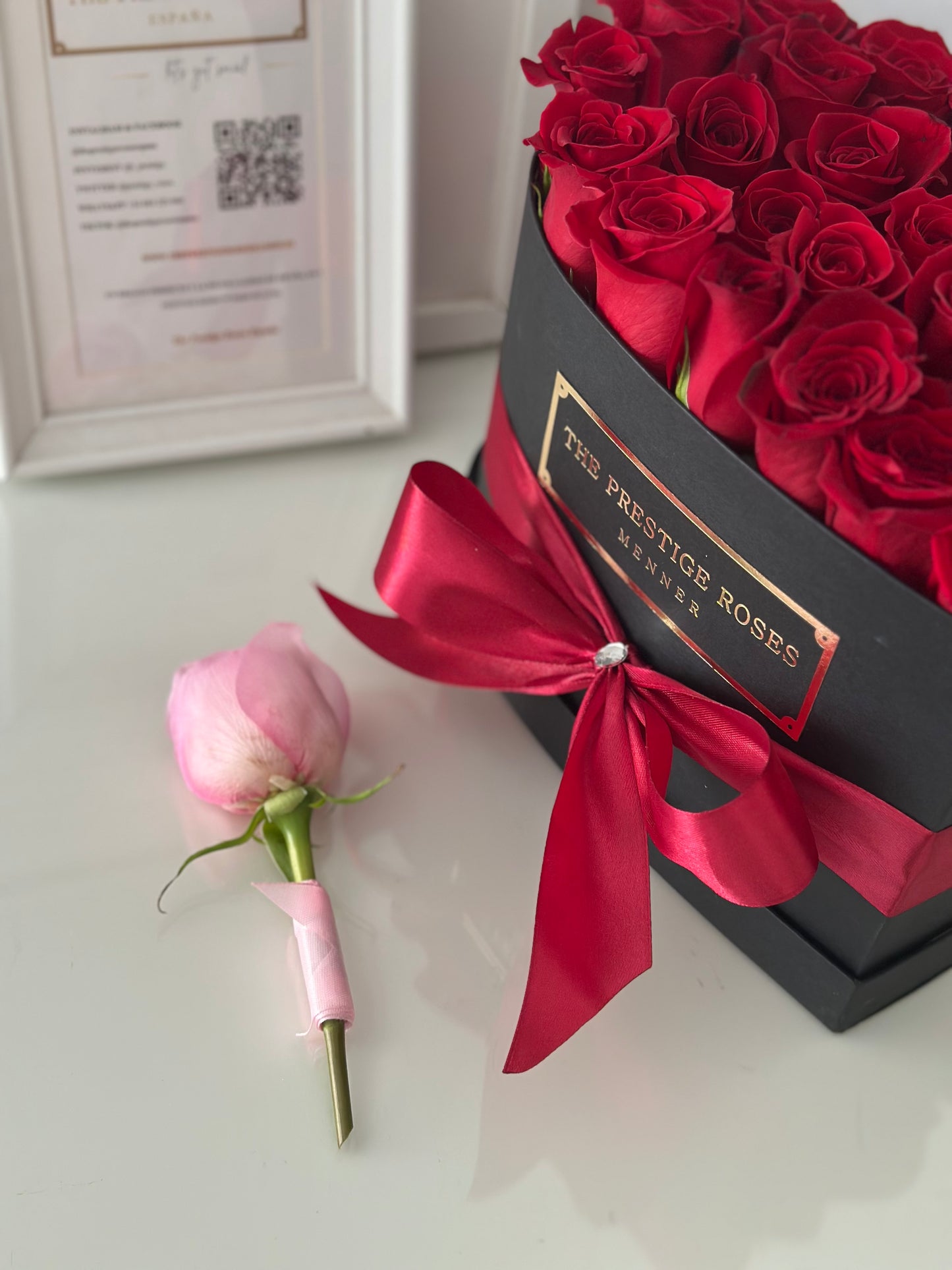 Regalo romántico: caja de rosas frescas con mensaje oculto “¿Quieres ser mi novia?