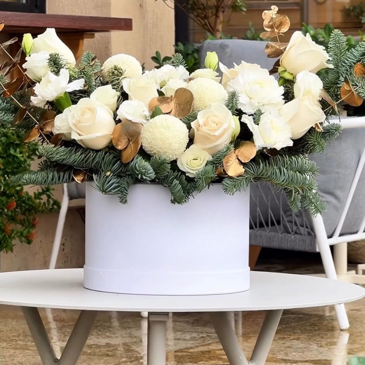 Caja navideña de rosas frescas con adornos decorativos elegantes
