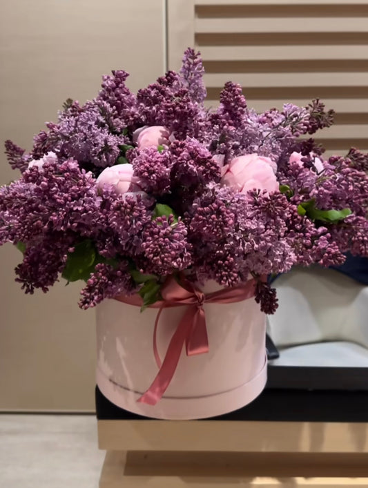 Caja de peonías y lilas frescas con lazo – flores naturales de primavera en Madrid