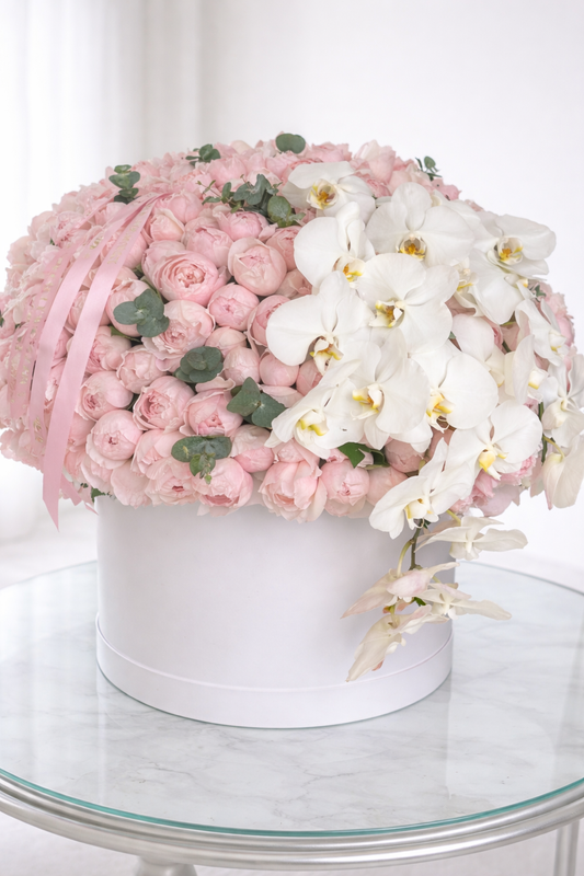 caja de peonias rosas y orquideas blancas premium madrid