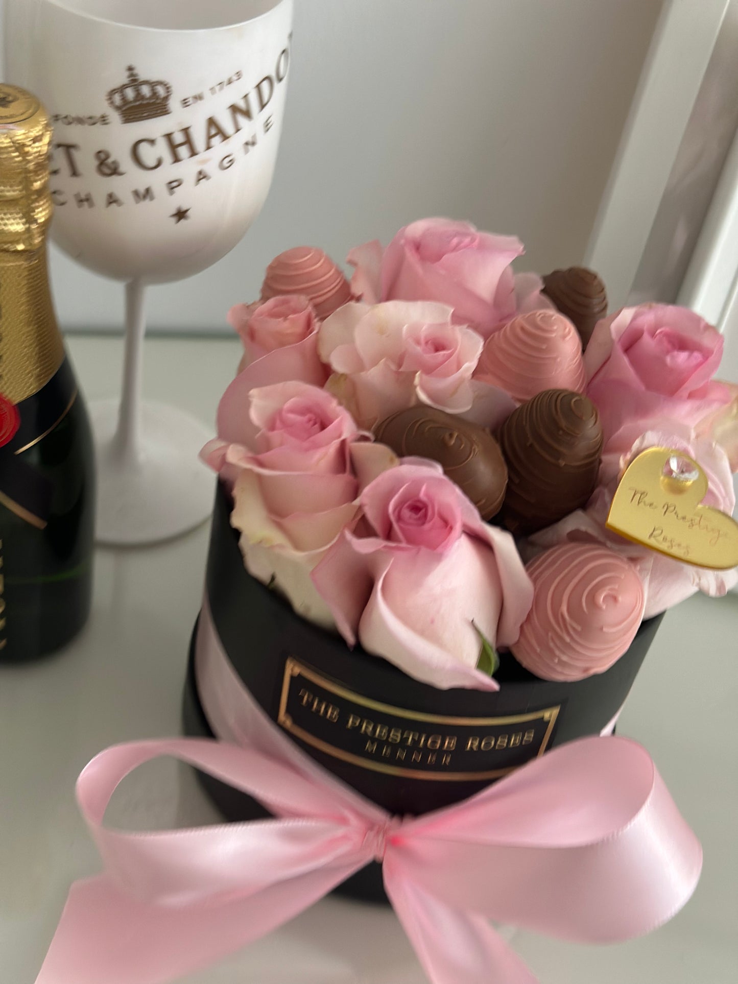 Rosas frescas y fresas con chocolate – edición romántica