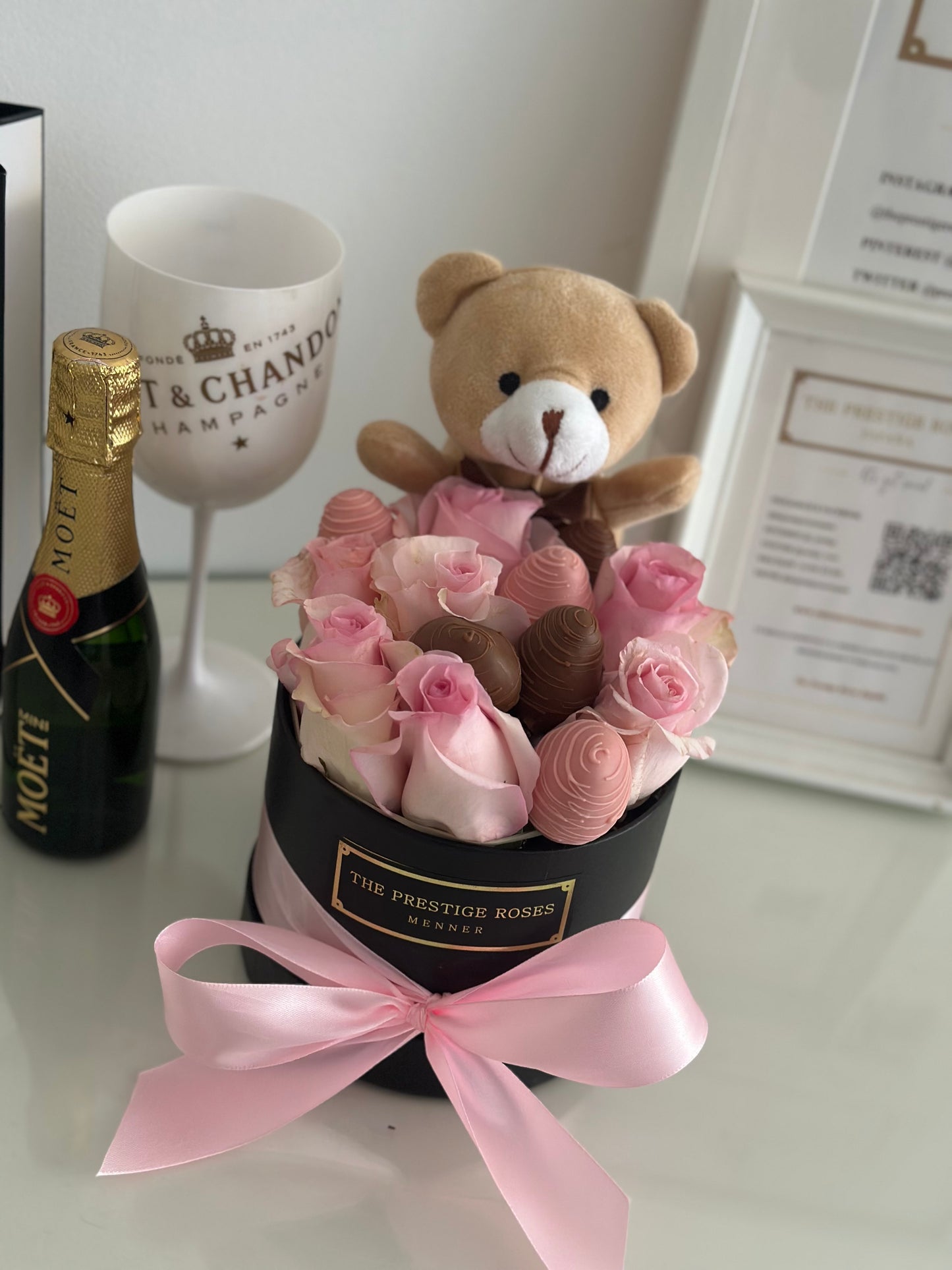 Caja de rosas frescas y fresas bañadas en chocolate con osito y lazo rosa – estilo luxury con Moët & Chandon, The Prestige Roses Madrid.