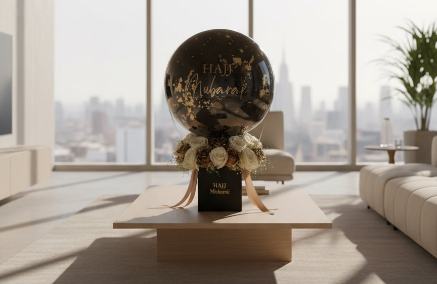 Globo negro y dorado con rosas blancas y doradas / Black and gold luxury floral balloon arrangement