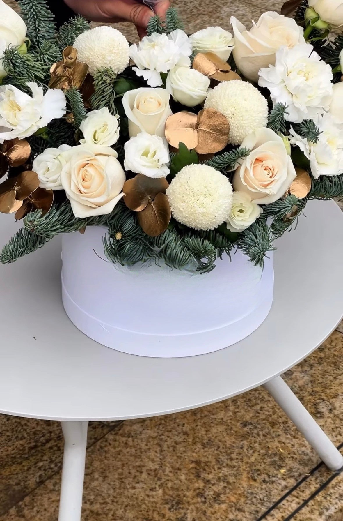 Caja de rosas frescas para decoración floral navideña