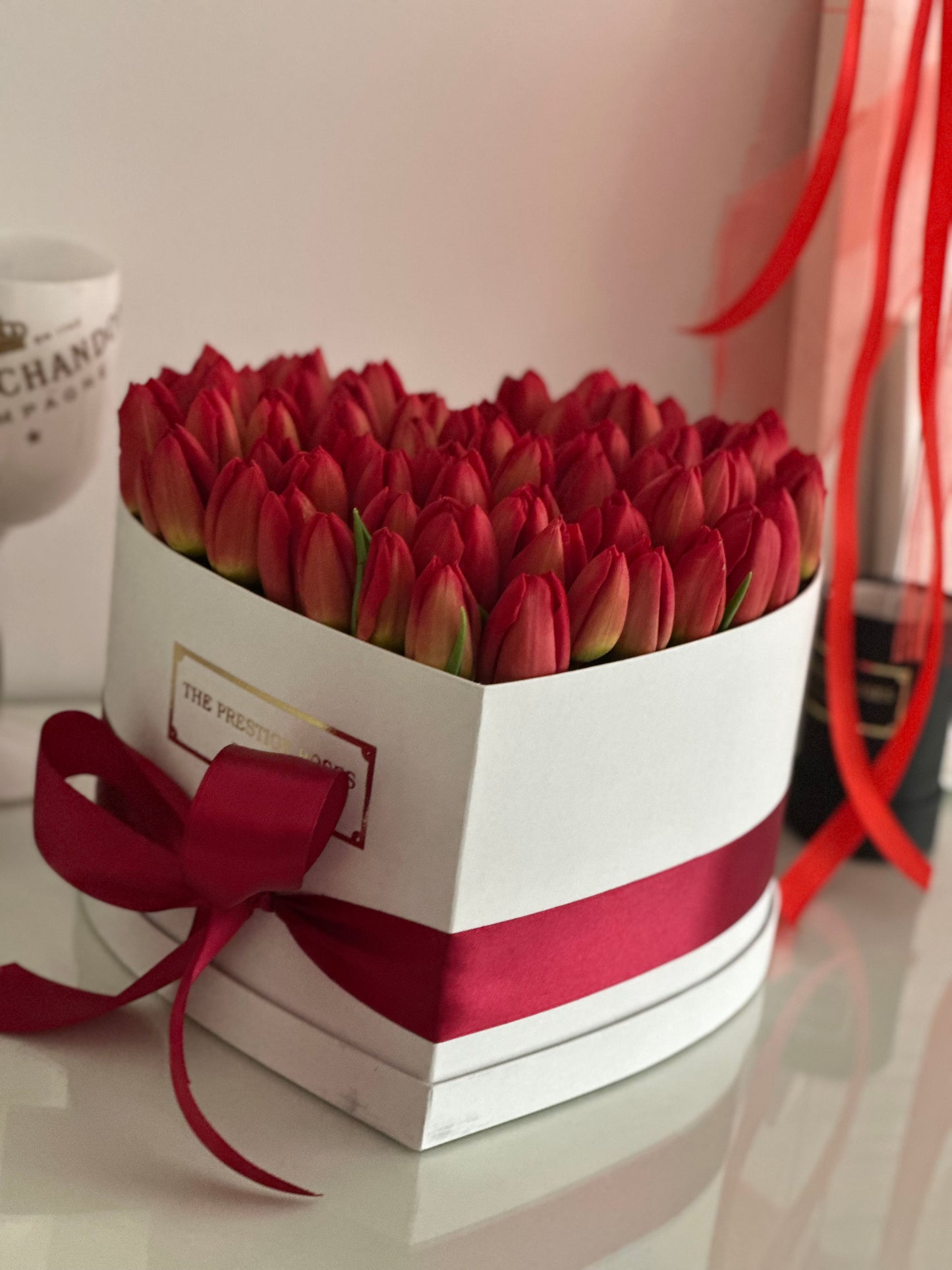 caja de tulipanes rojos en forma de corazón Madrid regalo romántico de lujo con flores frescas premium