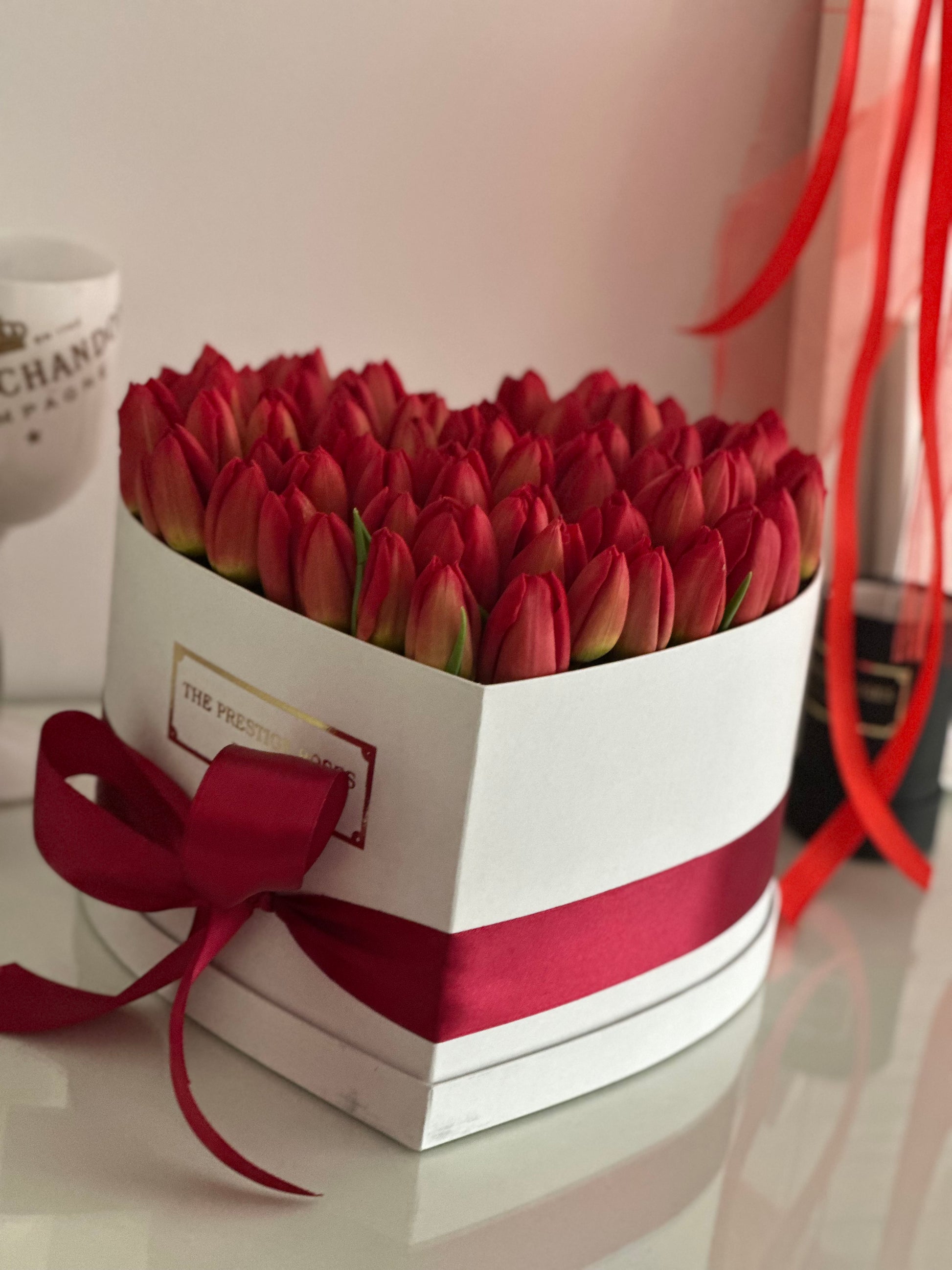 caja de tulipanes rojos en forma de corazón Madrid regalo romántico de lujo con flores frescas premium