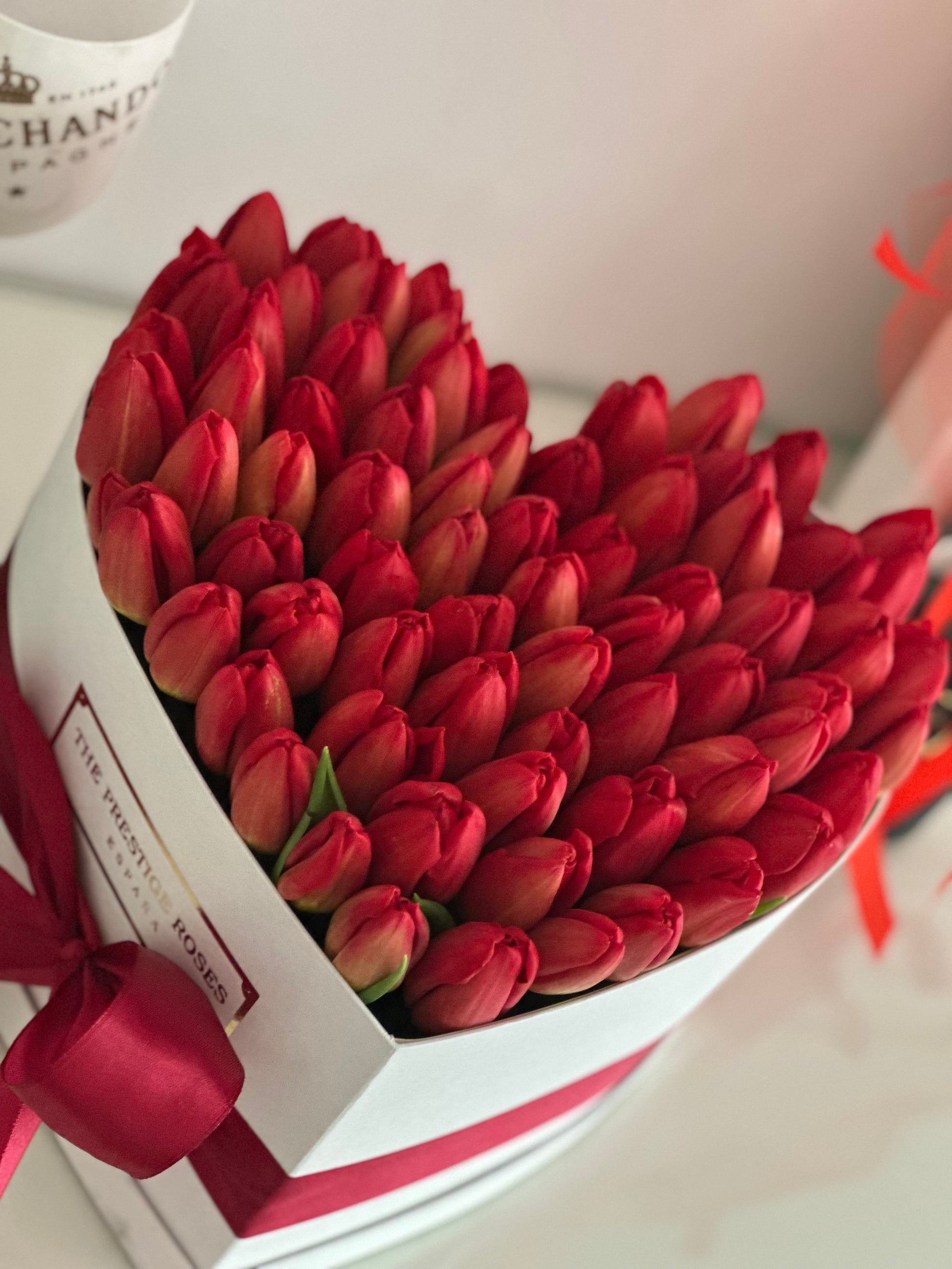 caja de tulipanes rojos The Prestige Roses Madrid diseño floral elegante con flores frescas entrega a domicilio