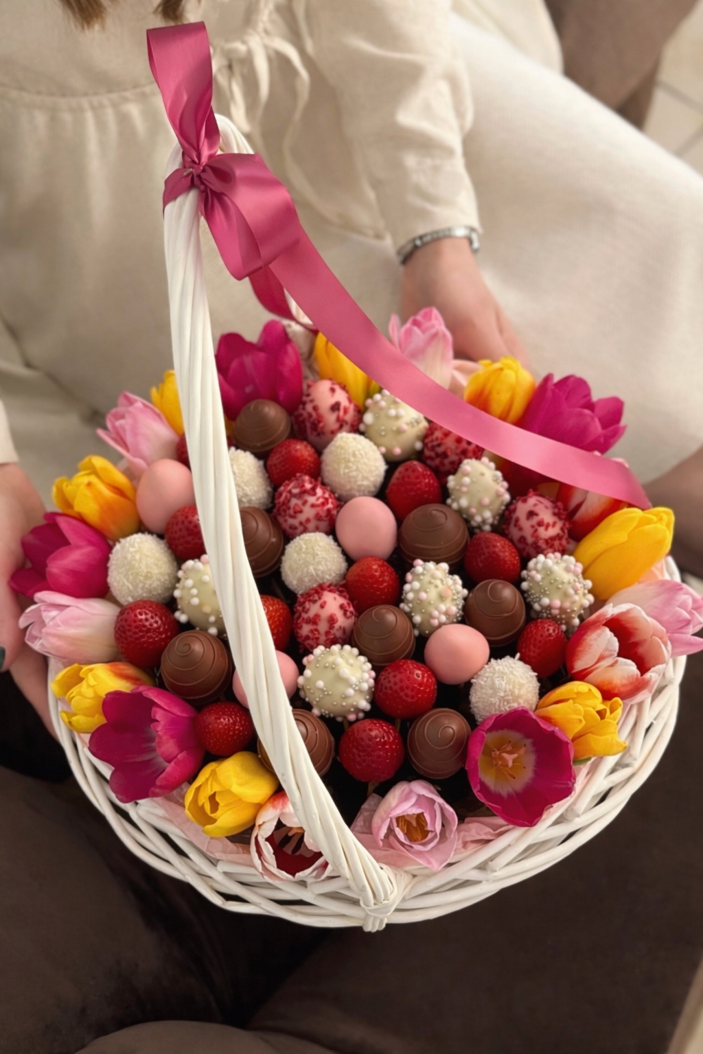 Cesta de fresas bañadas en chocolate con tulipanes naturales y chocolates artesanales en cesta decorativa