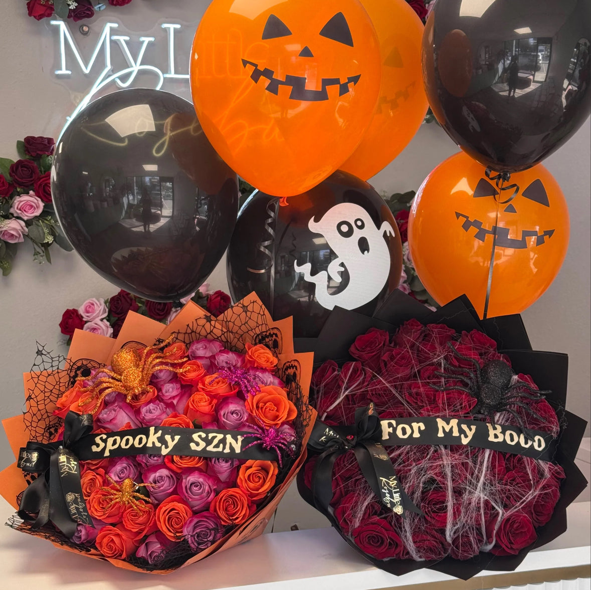 Colección Halloween de The Prestige Roses Madrid con ramos de rosas frescas, globos y decoración temática de lujo.