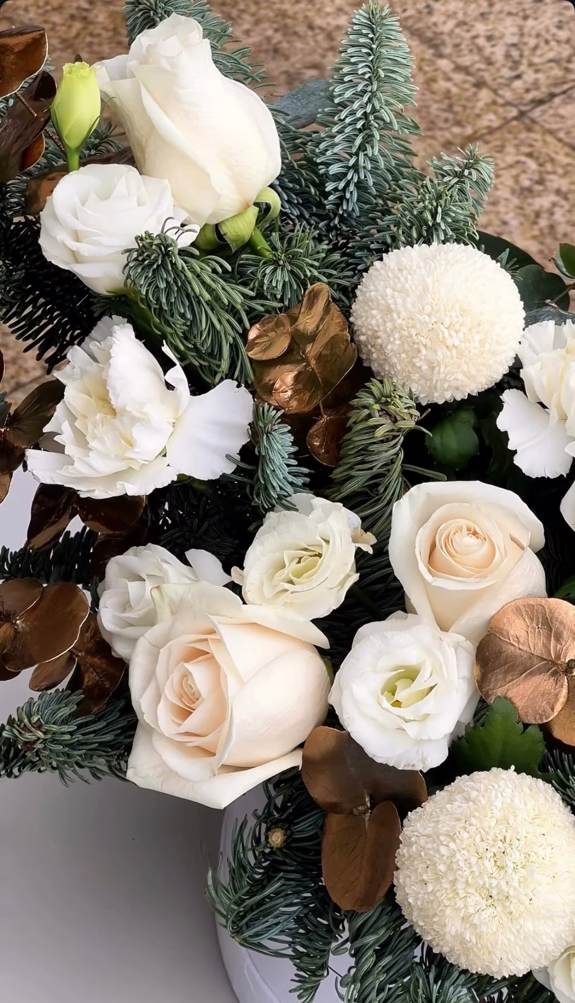 Decoración navideña con rosas frescas en caja premium