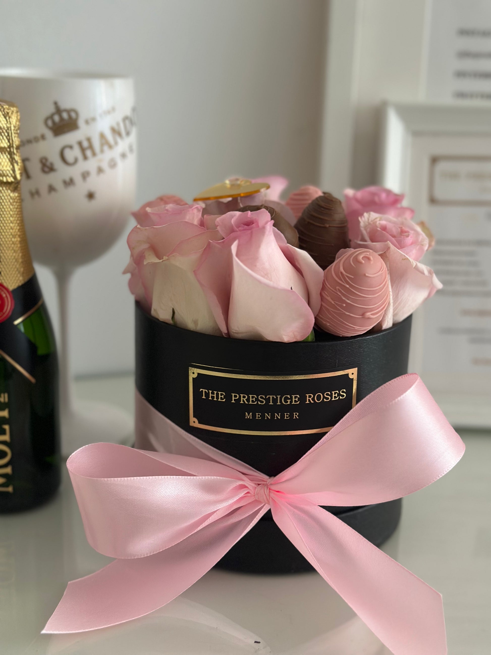 Detalle romántico: rosas, chocolate  en caja premium