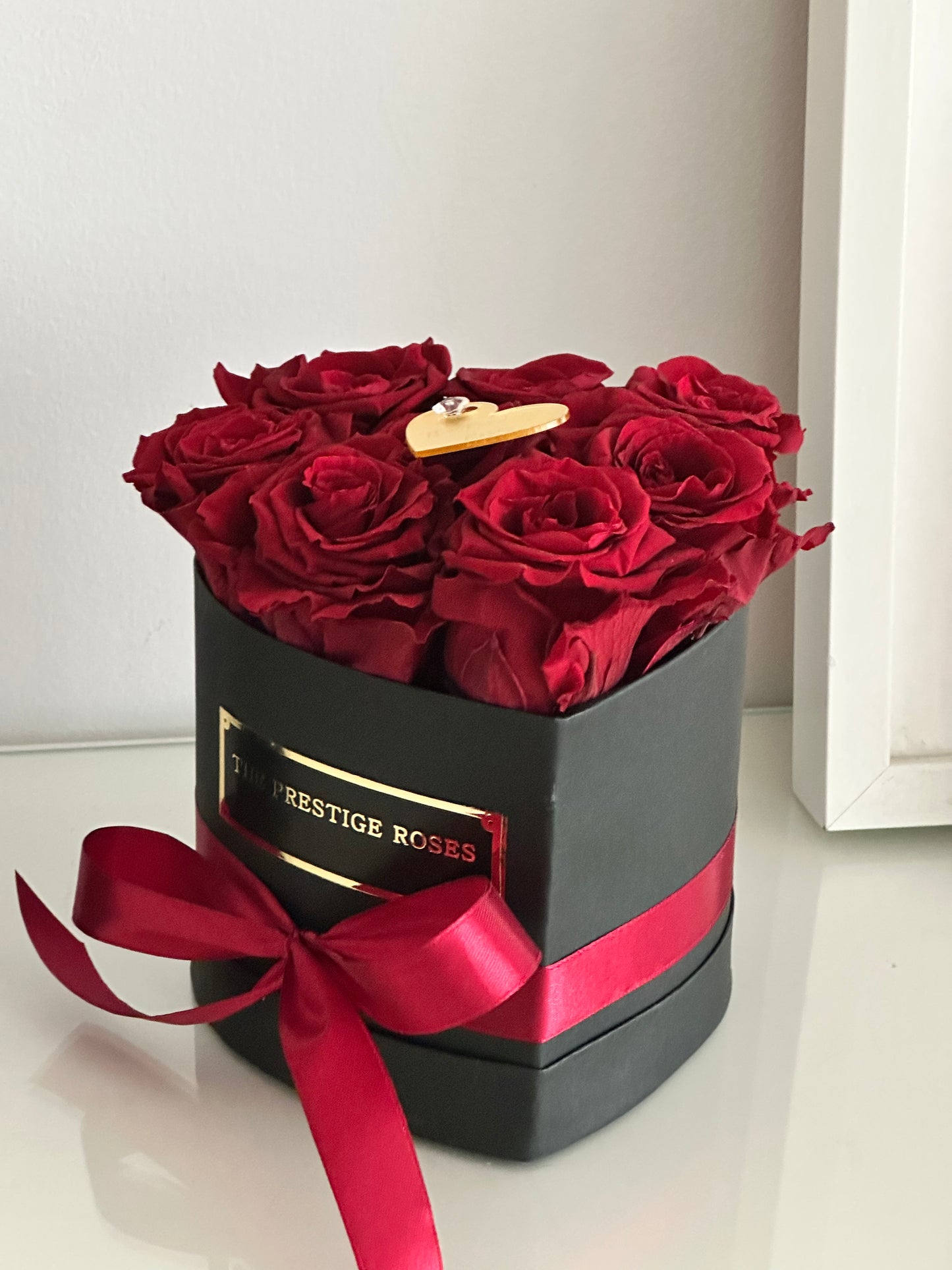 Detalle elegante de mini caja corazón con rosas preservadas premium