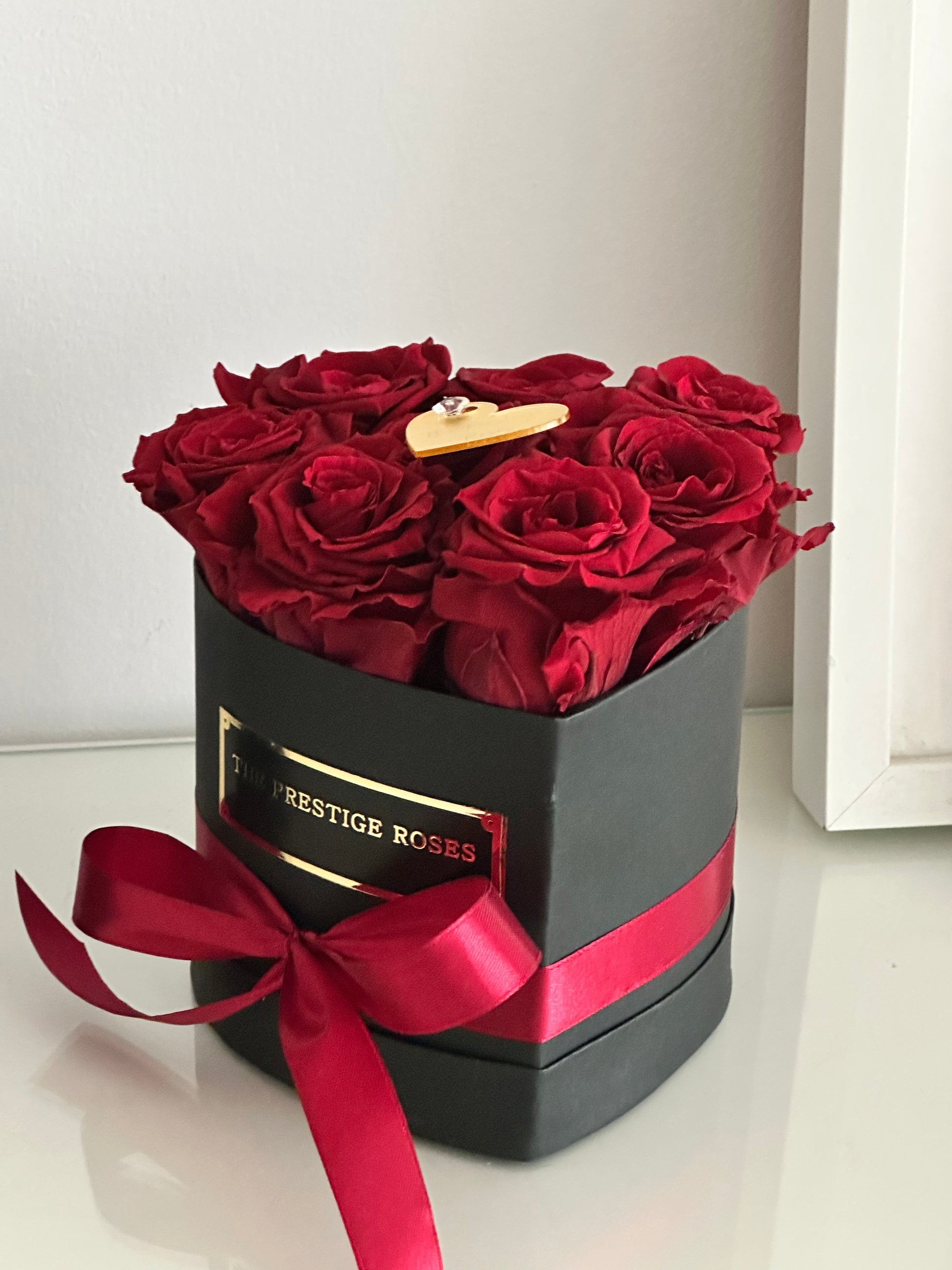 Detalle elegante de mini caja corazón con rosas preservadas premium