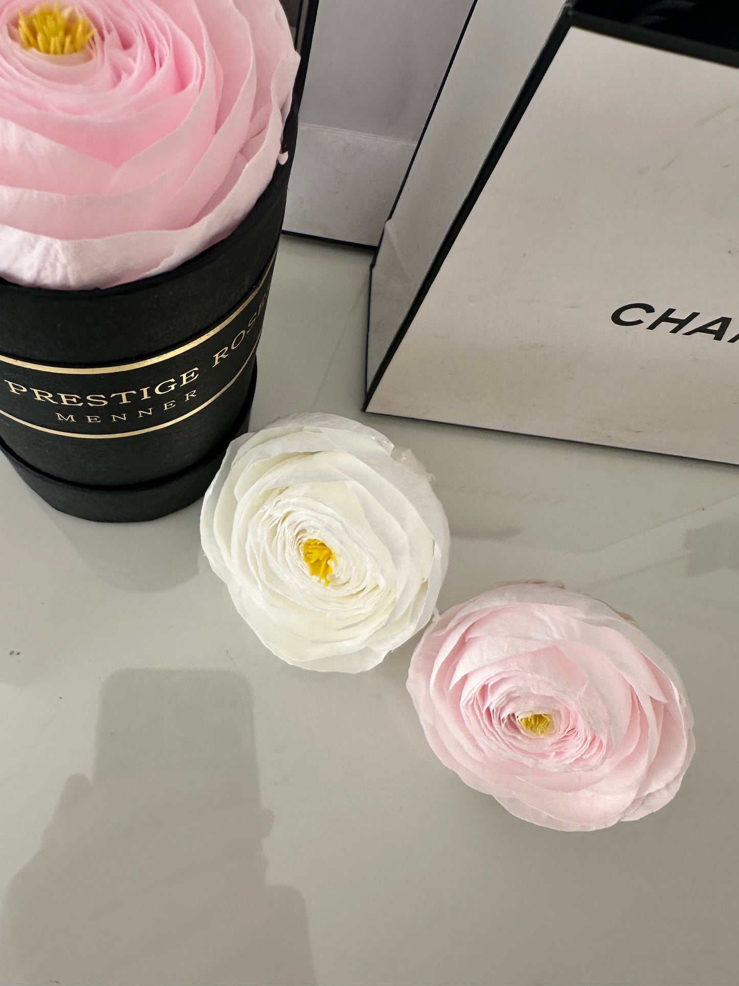 Detalle de ranúnculos preservados, flores eternas naturales para regalo de lujo