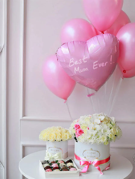 Set de regalo de lujo para el Día de la Madre con dos cajas de rosas frescas, globos en forma de corazón y fresas bañadas en chocolate.