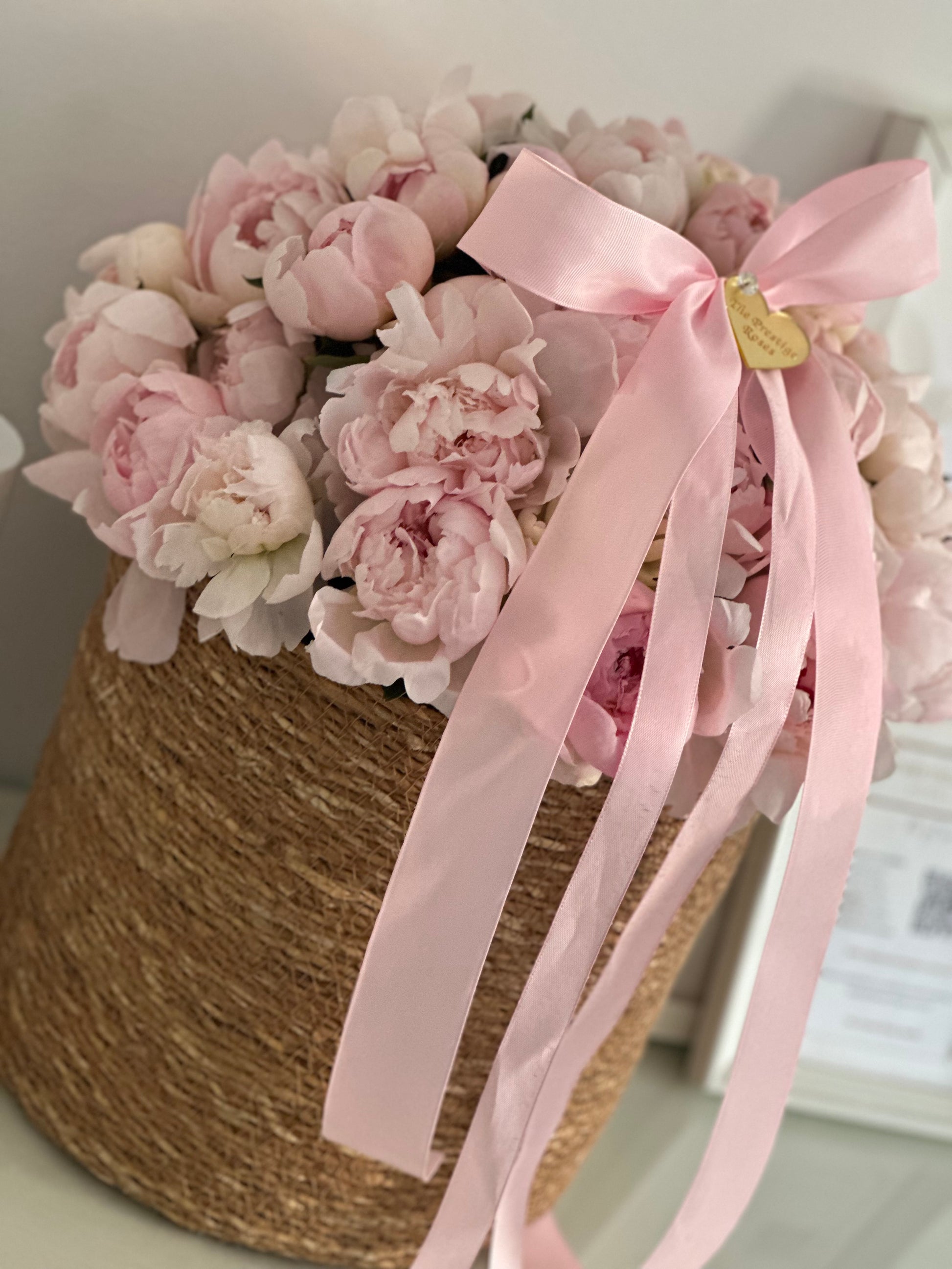 arreglo floral con peonias rosas y orquideas blancas en cesta natural elegante madrid