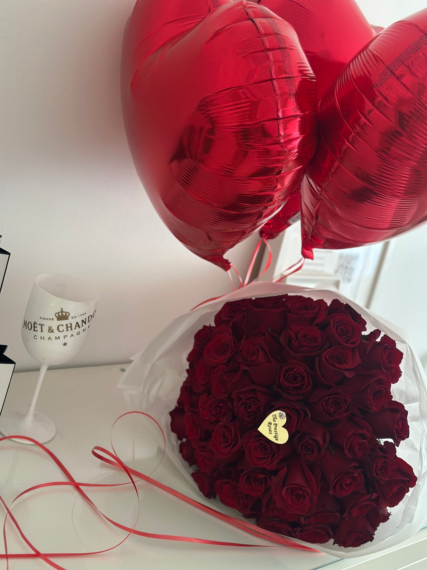 Flores de cumpleaños con rosas frescas, tarta premium y globos con entrega a domicilio en Madrid