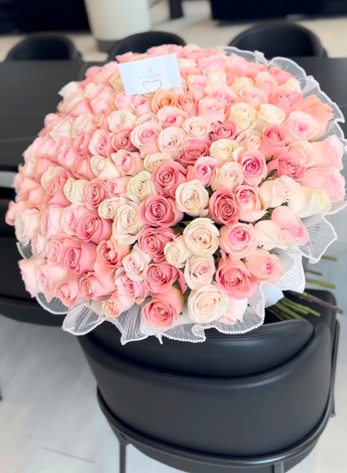 flores de rosas rosadas en ramo de lujo con tonos suaves y delicados