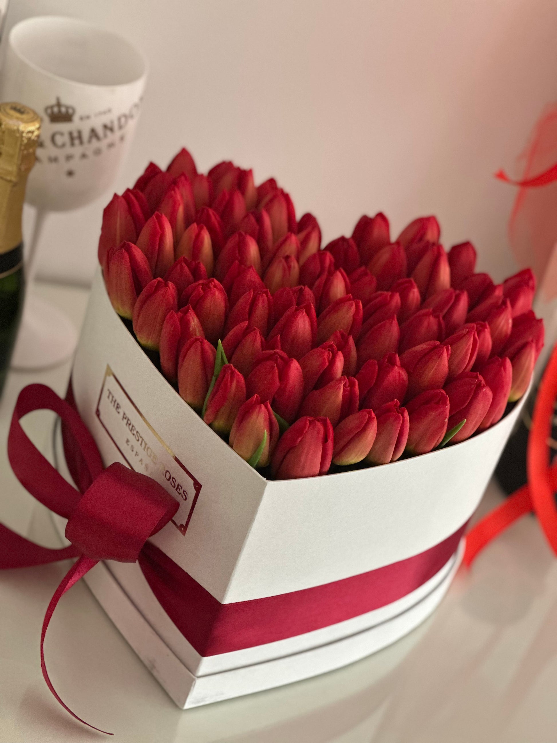 flower box de tulipanes rojos premium en Madrid caja elegante con tulipanes frescos regalo exclusivo