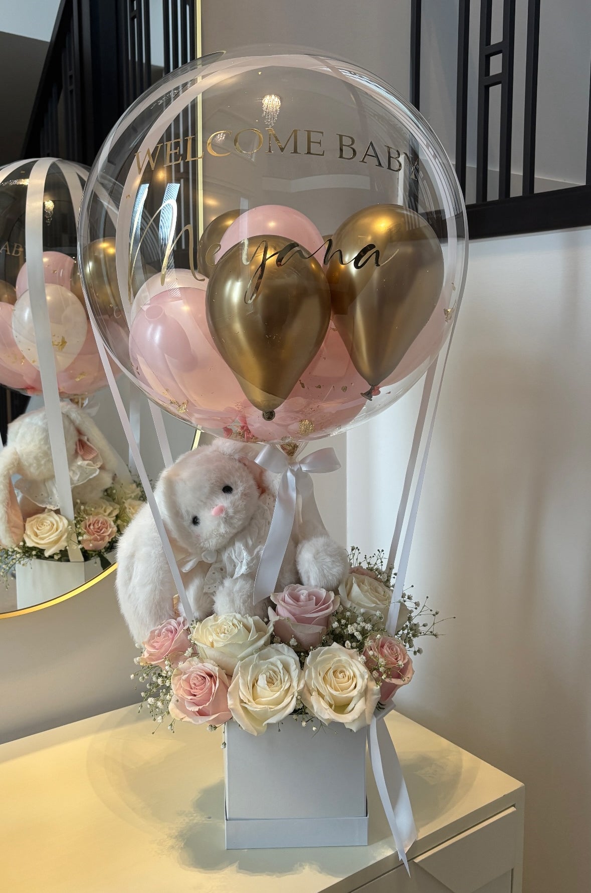 Caja de rosas rosas y blancas con globo Welcome Baby y peluche / Baby pink rose balloon box gift