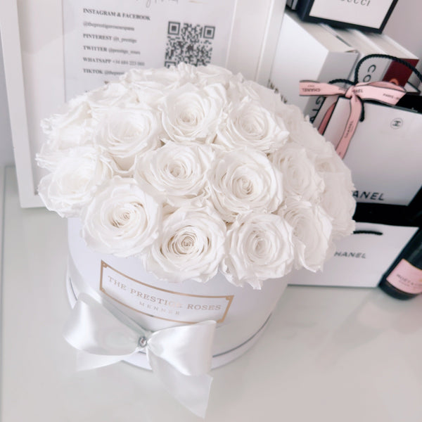 Rosas eternas en caja blanca corazon arcoiris intenso