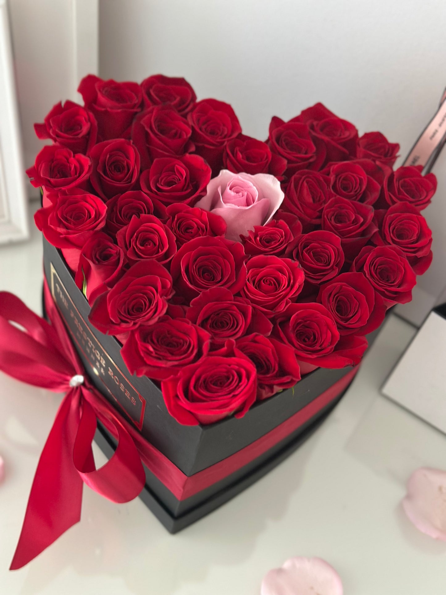Entrega a domicilio en Madrid: caja romántica de rosas frescas