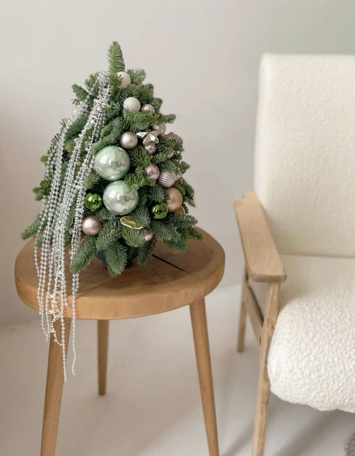 Mini árbol de Navidad natural de abeto decorado artesanalmente