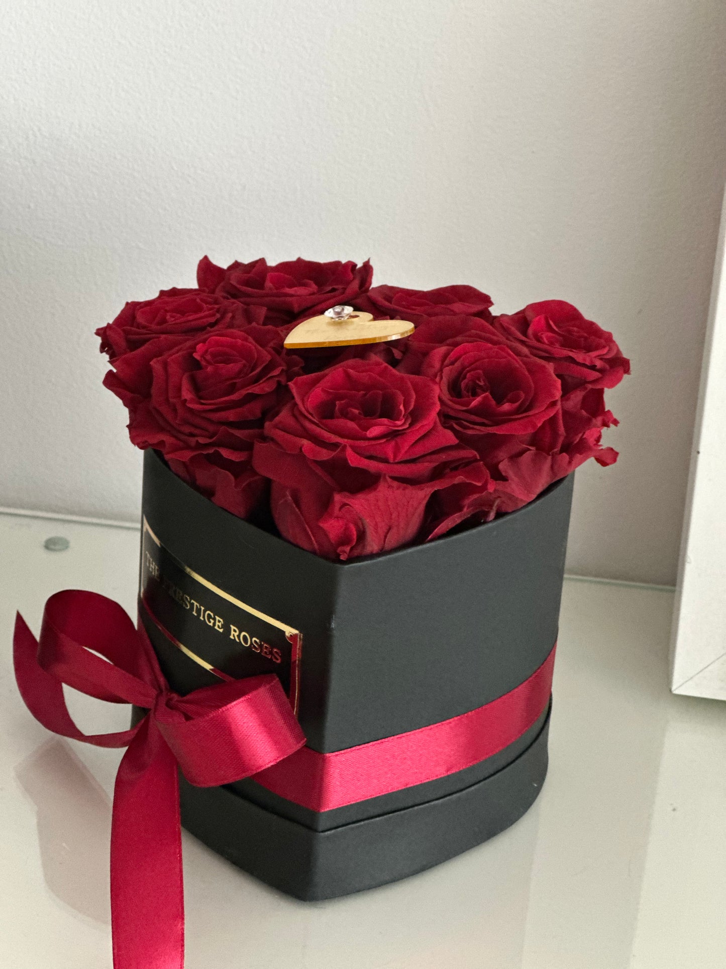 Mini caja corazón con rosas preservadas rojas en presentación de lujo