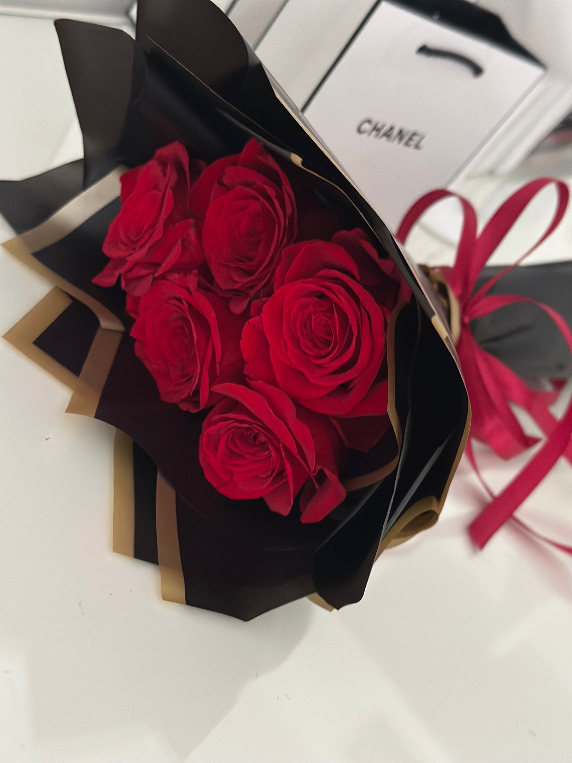 Mini ramo de rosas rojas premium con cinta roja y diseño sofisticado Madrid