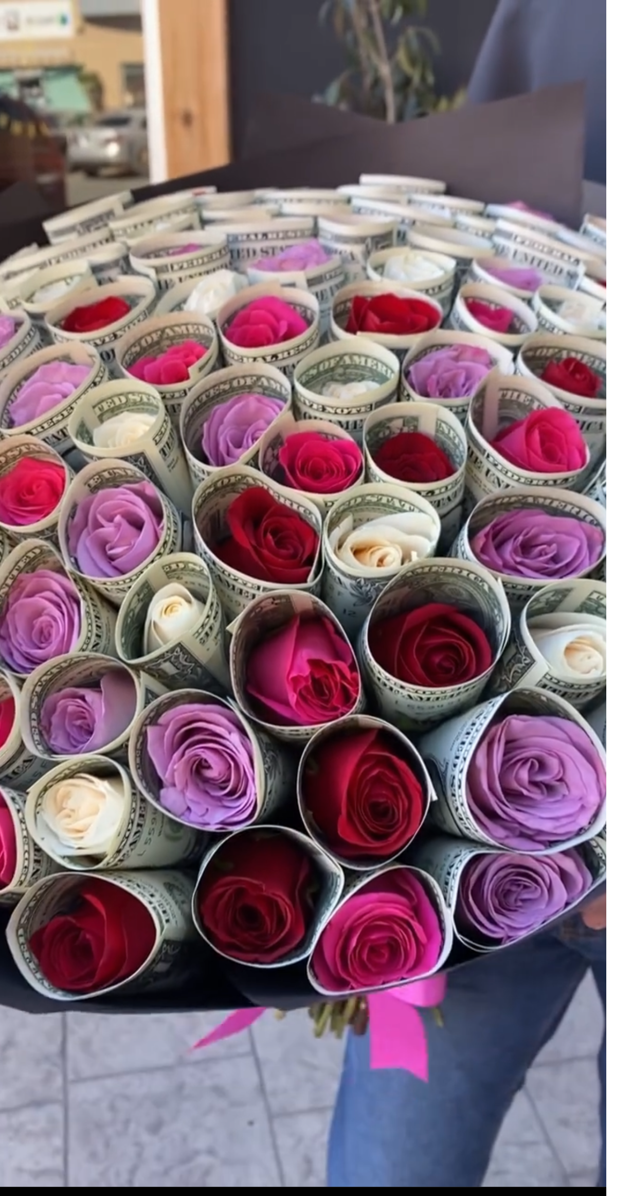 Money Bouquet en Madrid con rosas de primera calidad y billetes, un regalo sofisticado y memorable.