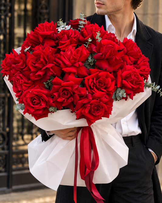 Bouquet de rosas rojas estilo parisino con presentación elegante