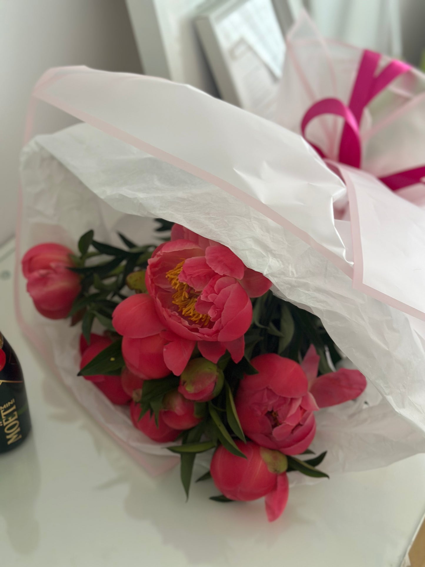 detalle de peonías coral en ramo elegante de floristería de lujo