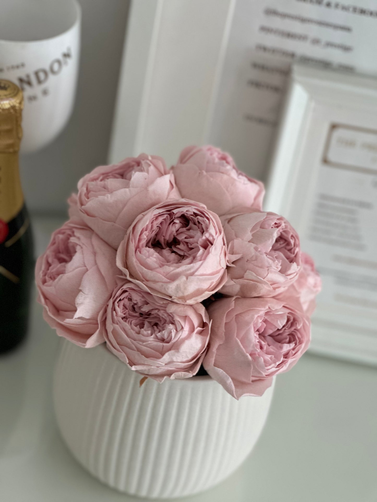 Arreglo de peonías preservadas naturales en jarrón elegante
