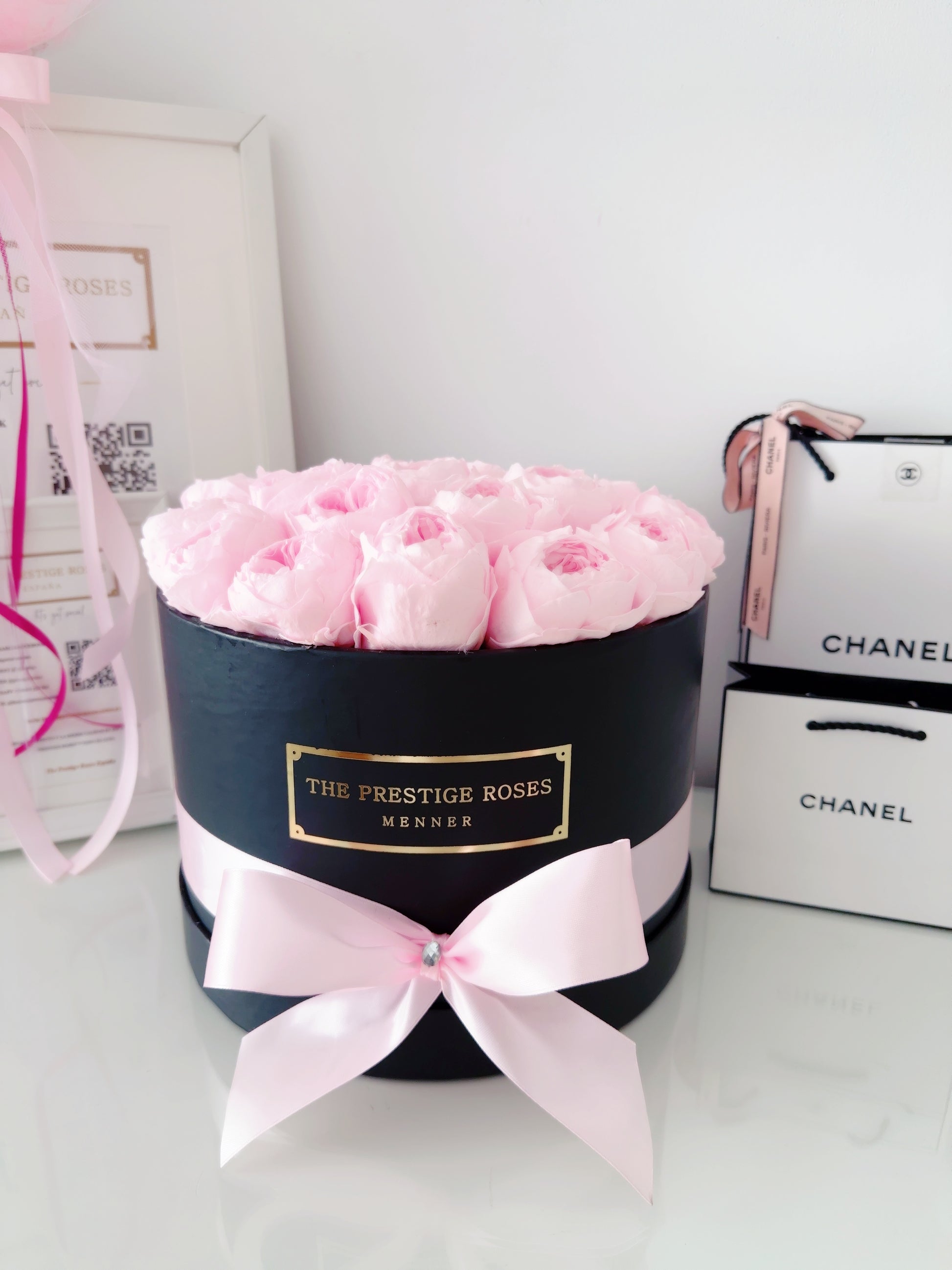 Vista superior de ramo redondo de peonías preservadas rosa pastel