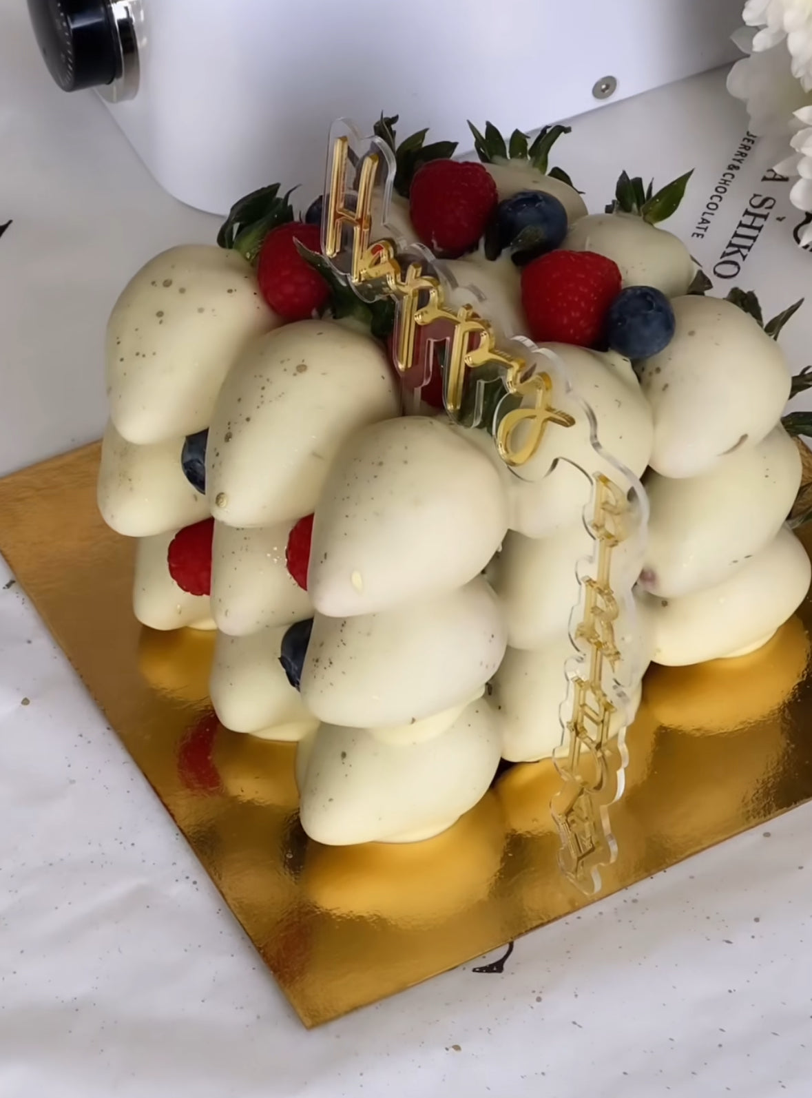 Postre gourmet de fresas con chocolate rosa y decoración de lujo