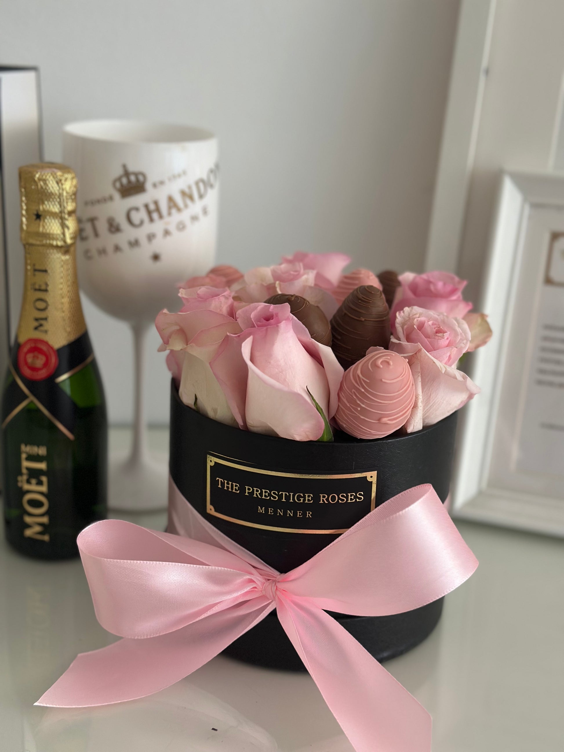 Rosas rosa y fresas gourmet en caja negra con lazo rosa