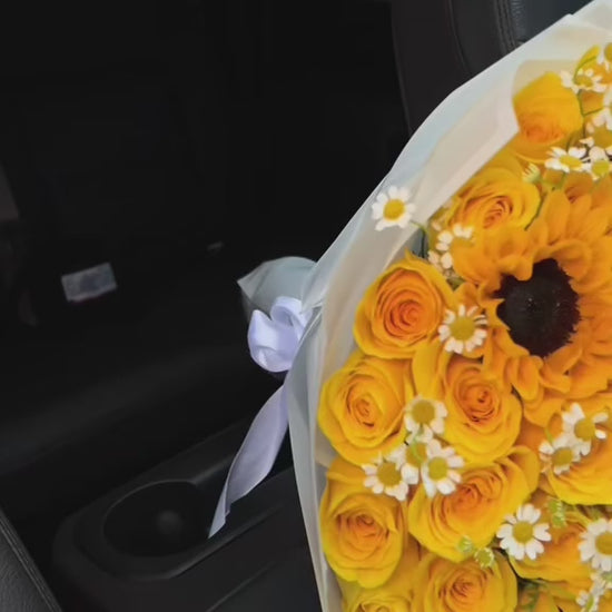 Ramo exclusivo de rosas frescas y girasoles con envoltorio elegante en Madrid