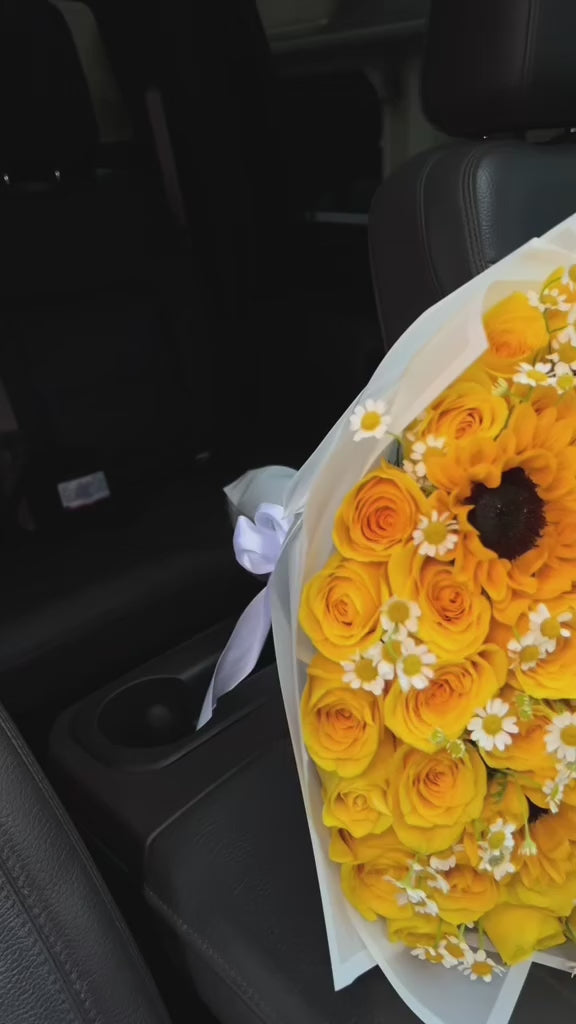 Ramo exclusivo de rosas frescas y girasoles con envoltorio elegante en Madrid
