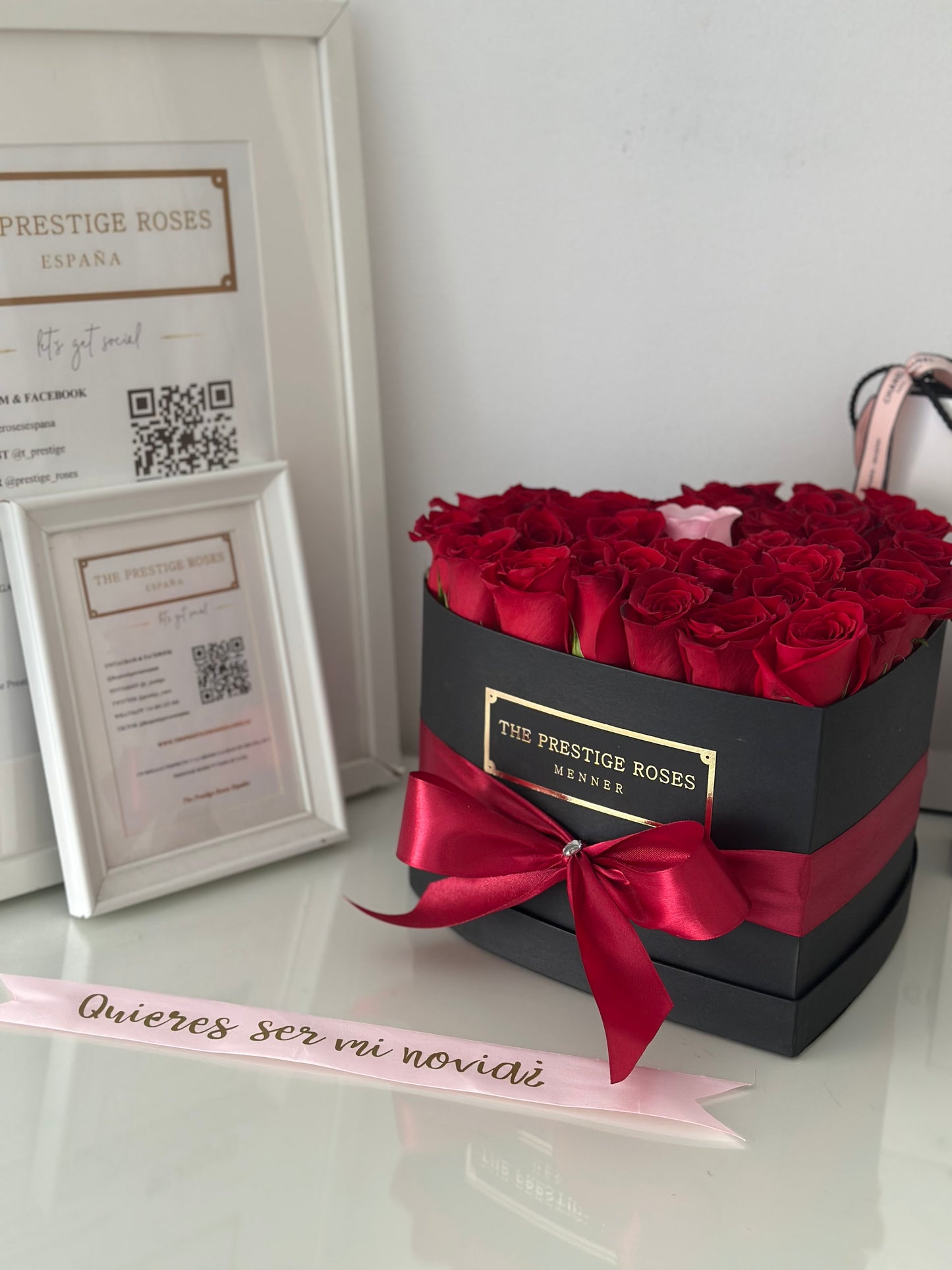 Caja corazón de rosas frescas con rosa sorpresa “¿Quieres ser mi novia?”