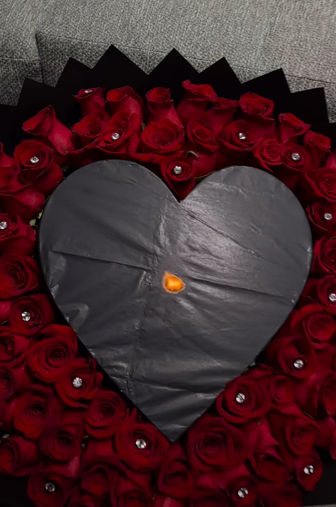 ramo de 100 rosas frescas en caja corazón lujo madrid