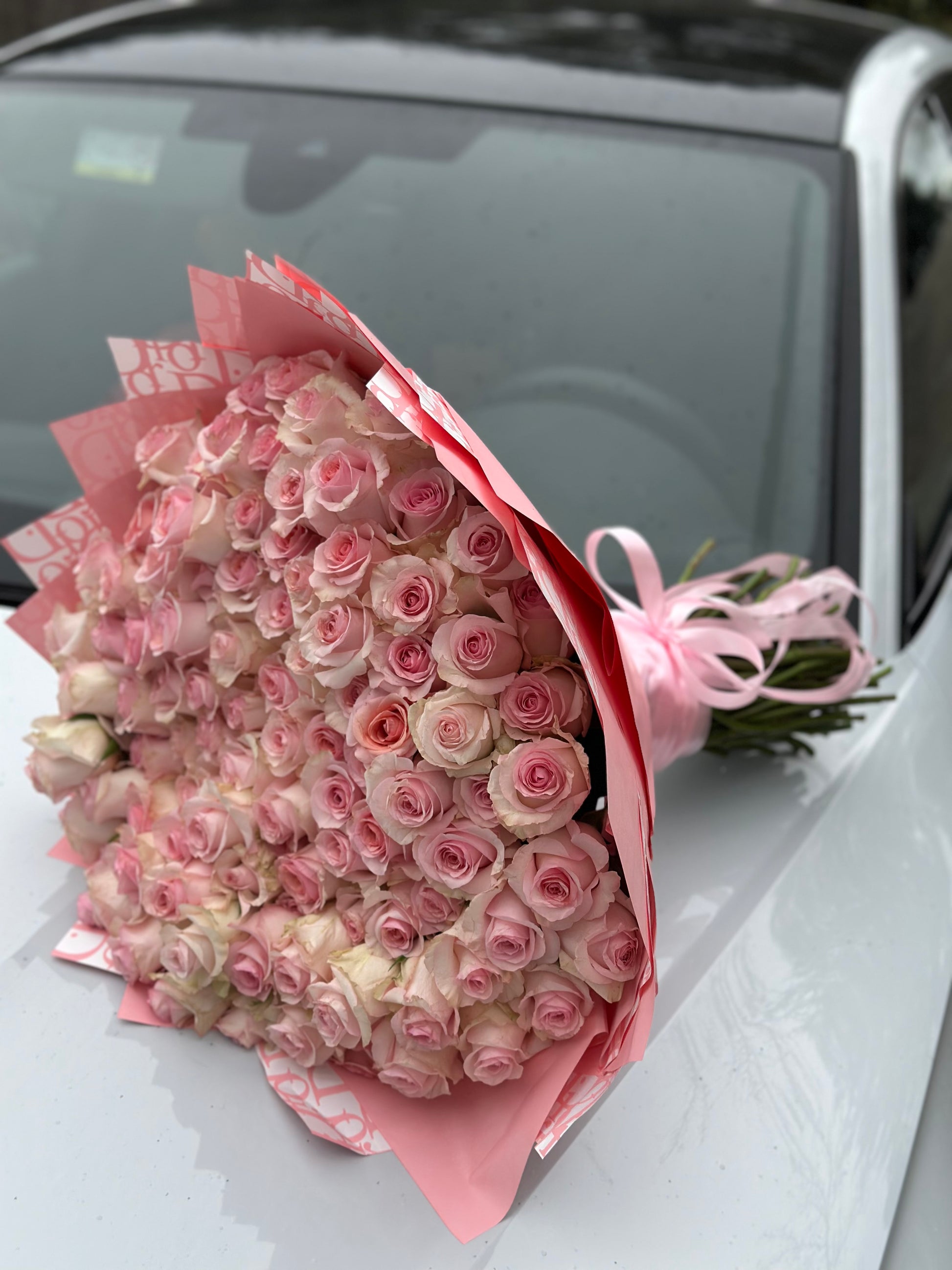 Ramo de 101 rosas frescas símbolo de amor eterno y elegancia