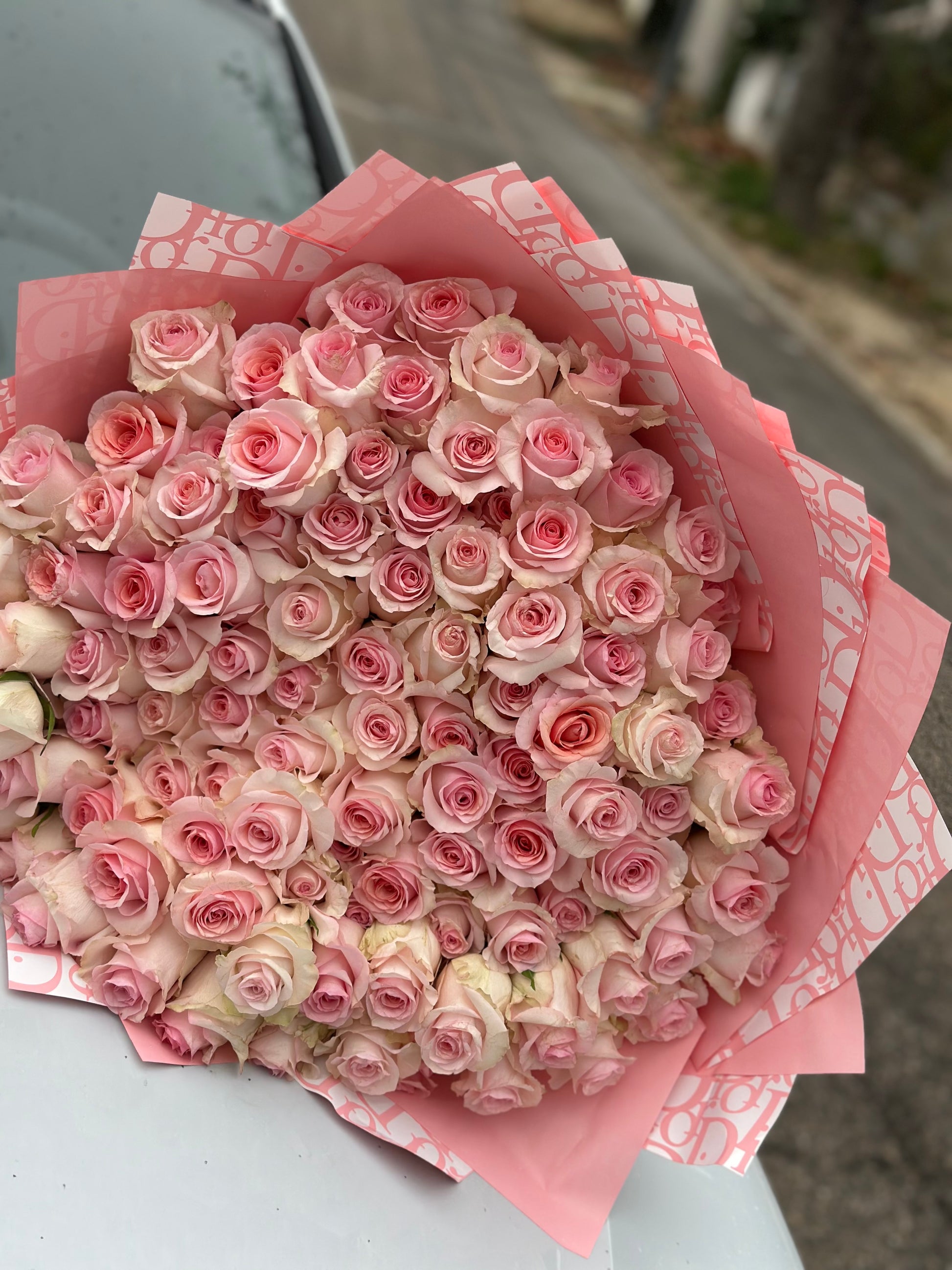 Ramo de 101 rosas frescas con entrega a domicilio en Madrid
