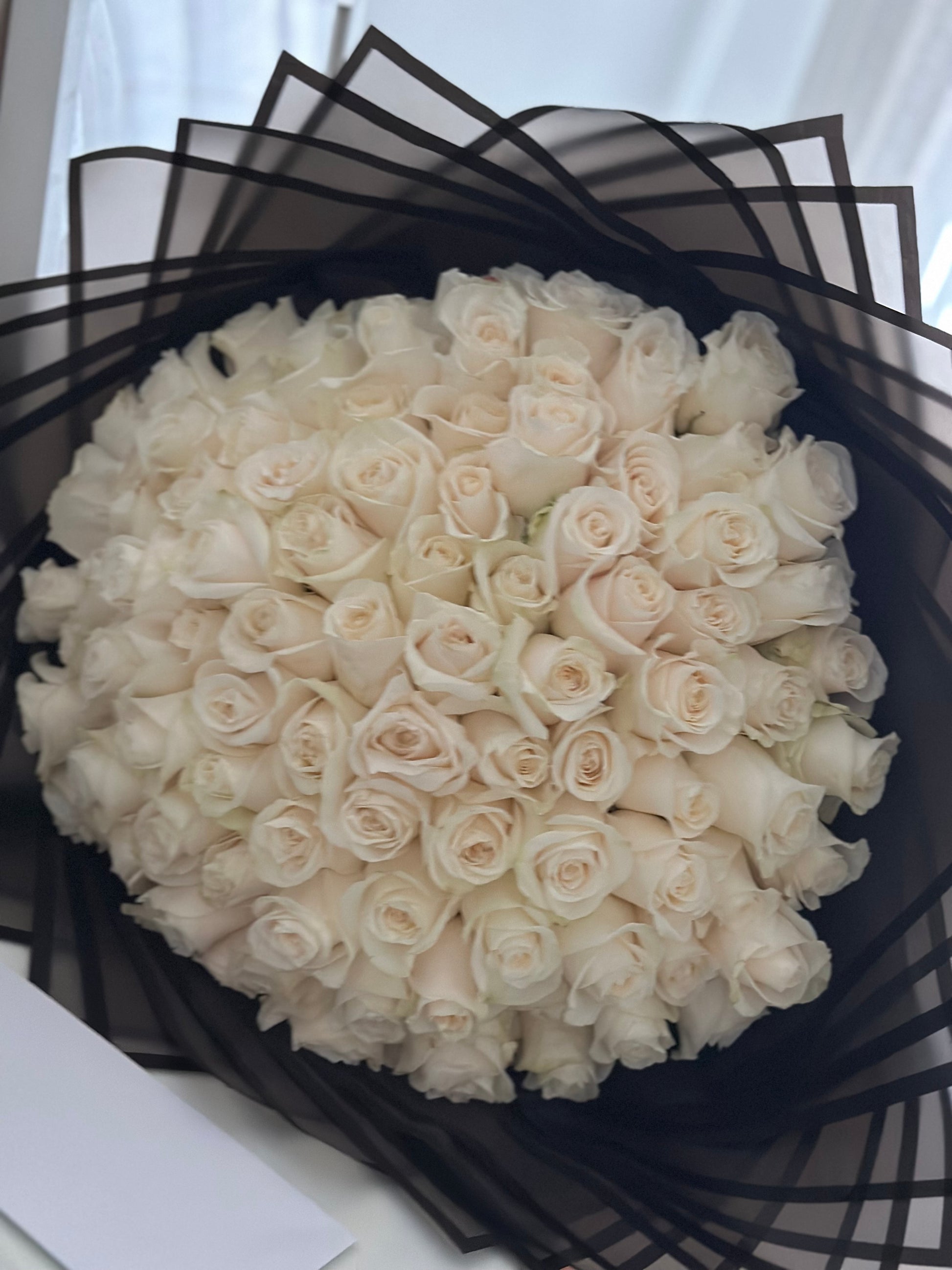 Ramo de 101 rosas frescas elaborado por floristas en Madrid