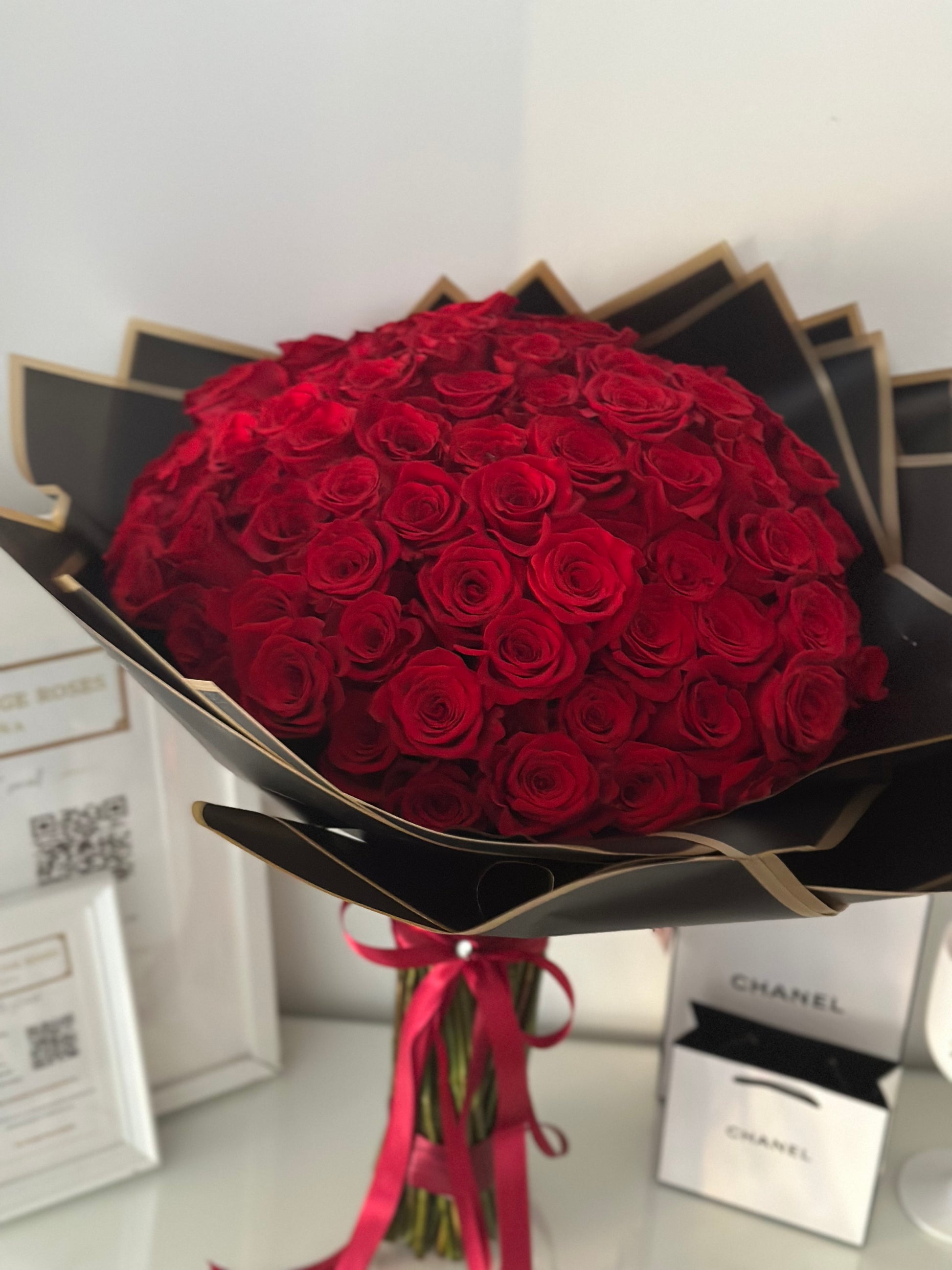 Ramo de 101 rosas frescas de floristería de lujo en Madrid