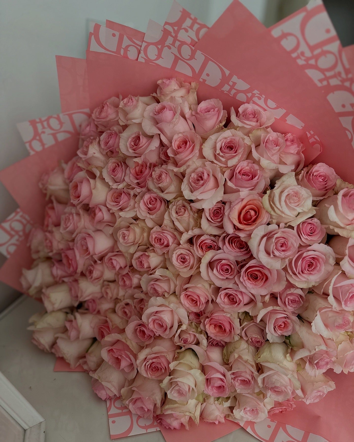 Ramo clásico de 101 rosas frescas con presentación premium