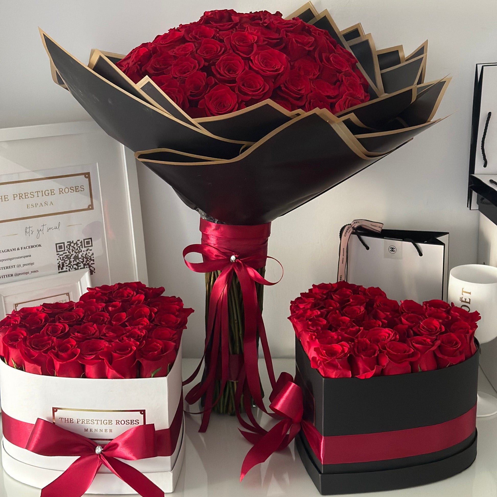 Ramo de 101 rosas frescas de tallo largo con acabado elegante