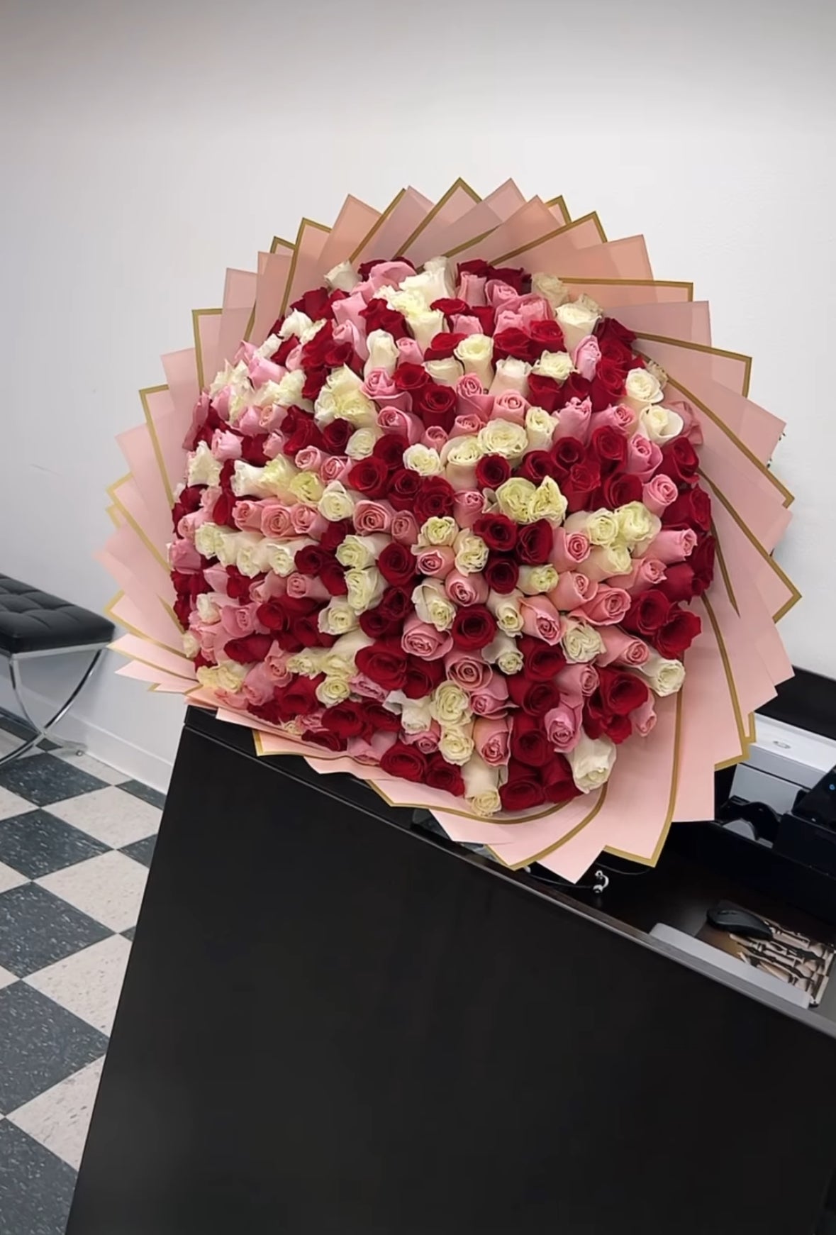 Ramo gigante de más de 200 rosas en tonos rojo, rosa y blanco, envuelto en papel elegante.
Giant bouquet of over 200 roses in red, pink and white tones, wrapped in luxury paper.