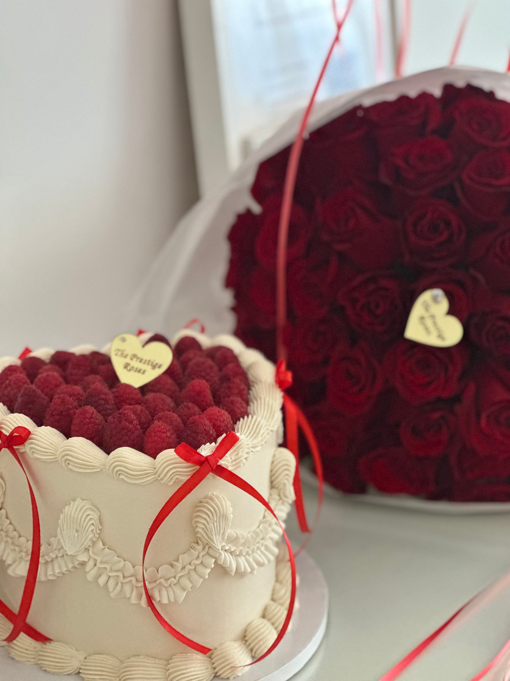 Ramo de 50 rosas frescas con tarta de cumpleaños y globos corazón para celebración especial